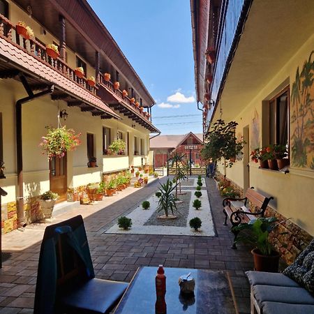 ホテル Casa Luca Sîmbăta de Sus エクステリア 写真